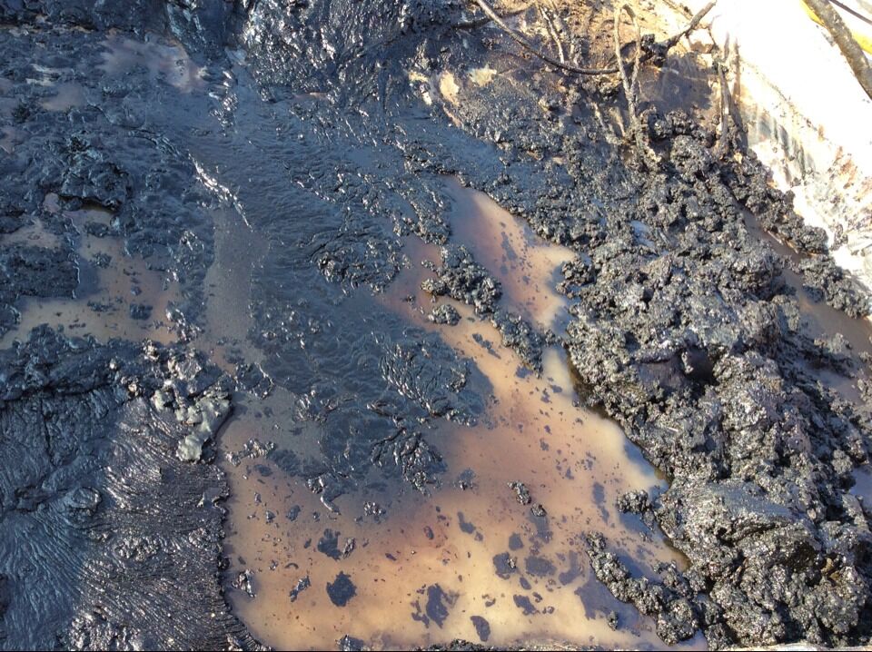 含油污水是原油、泥沙、水等的混合物。