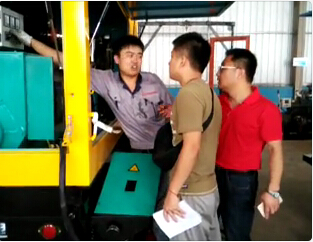 麻豆免费版免费下载技术团队与工厂工作人员讨论产品