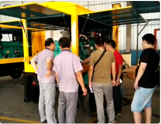 麻豆免费版免费下载技术团队与工厂工作人员讨论产品