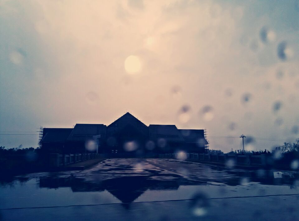 青岛麻豆免费版免费下载售后人员冒雨赶往客户所在地 青岛麻豆免费版免费下载售后人员冒雨赶往客户所在地