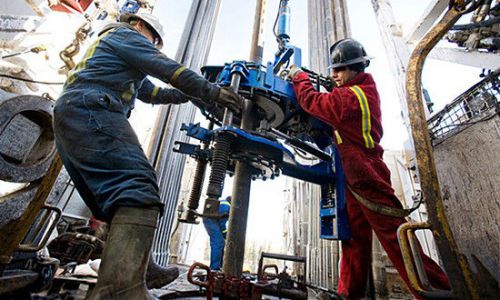 加拿大油田工人作业 加拿大油田工人作业