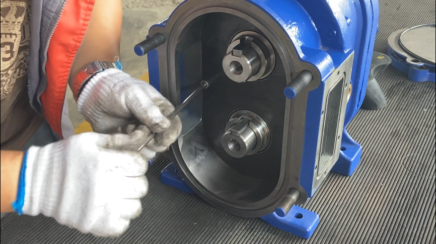 安装内衬板，固定螺丝