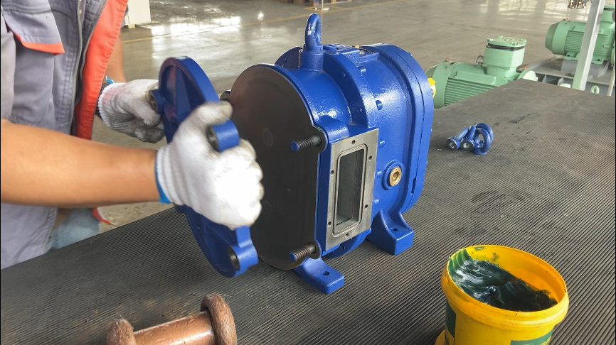 填入密封圈，装外衬板，泵盖，对角扭紧快装螺丝