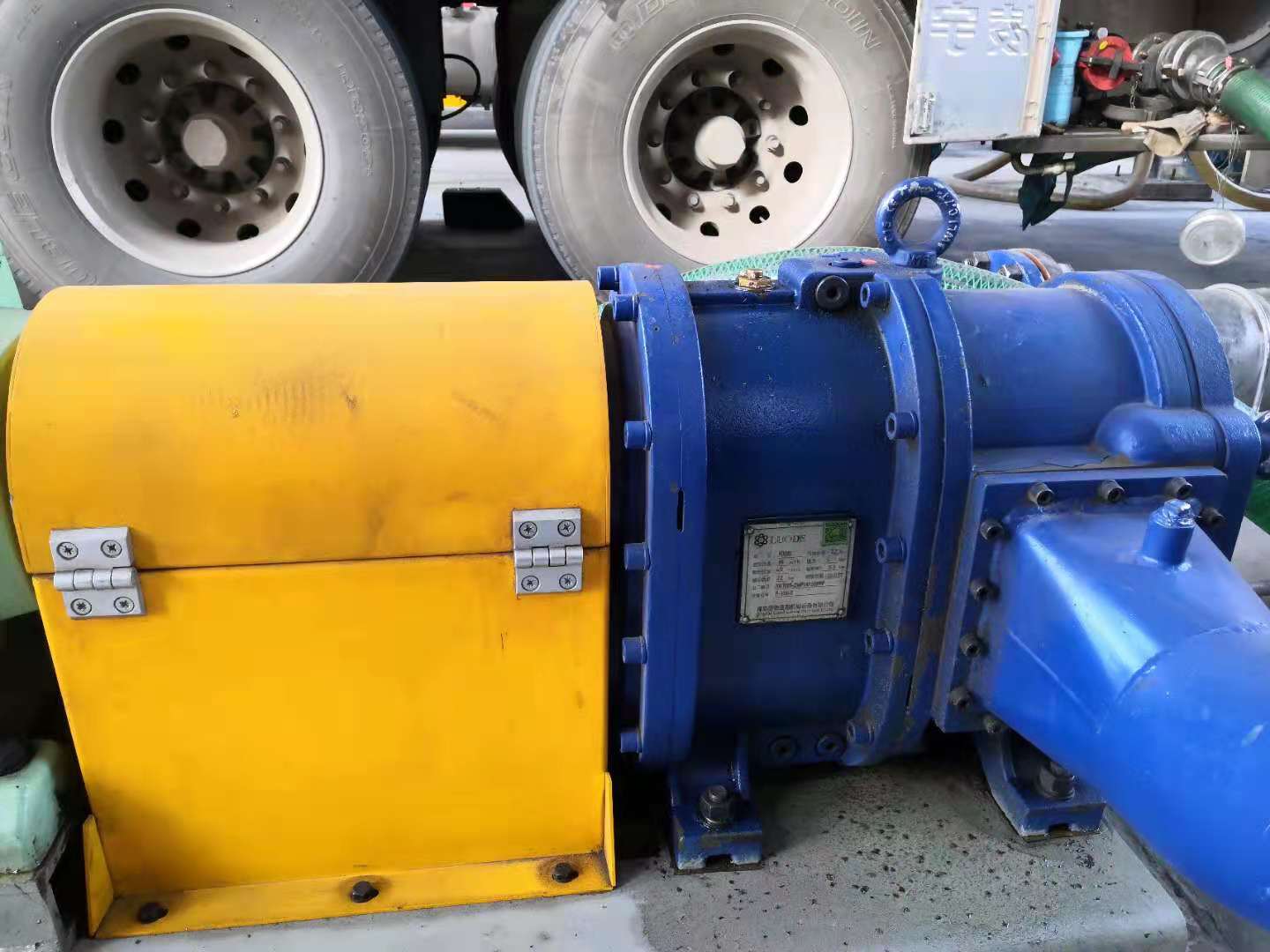 麻豆免费版免费下载石脑油卸车泵近景